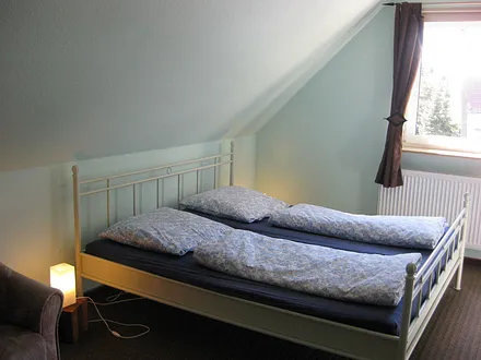Schlafzimmer mit Doppelbett und Schlafcouch