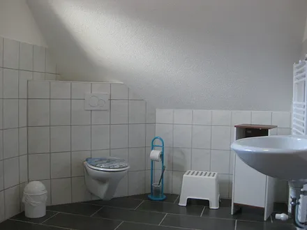 oberes Badezimmer mit WC und Dusche