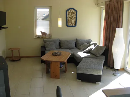 Wohnbereich mit gemütlicher Sitzecke, SAT TV und Kamin