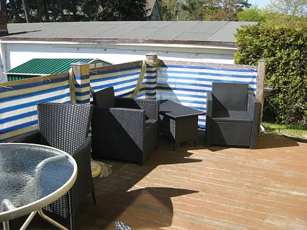 auf der Terrasse stehen Gartenmöbel und ein Grill für Sie bereit