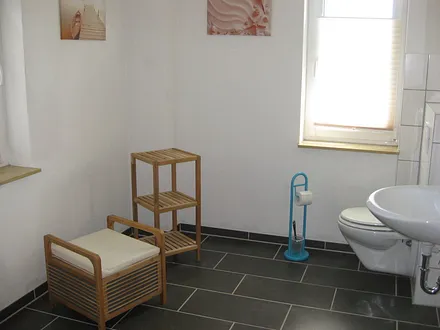 Badezimmer mit WC und Dusche