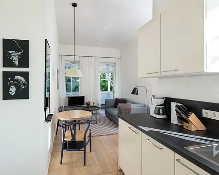 Küche und Wohnzimmer