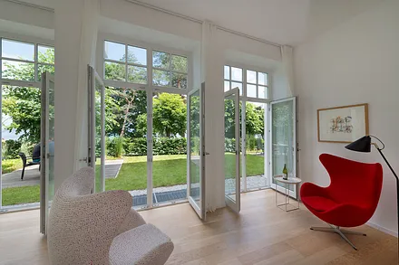 Blick in den Garten und auf die Ostsee