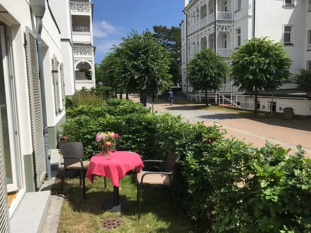 Kleiner Garten mit seitlichem Meerblick