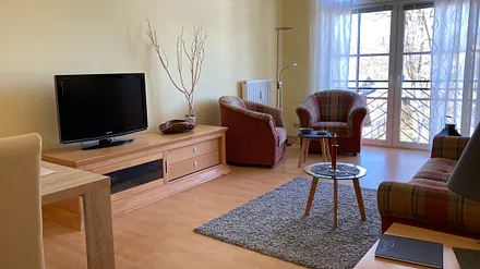 Wohnzimmer mit Blick auf die ruhige Strasse