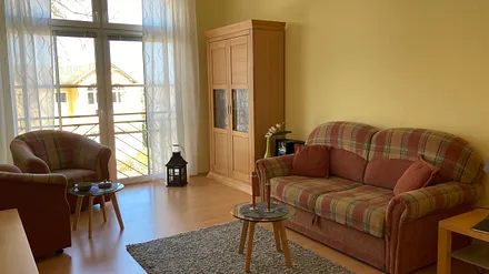 Wohnzimmer mit Blick auf die ruhige Strasse