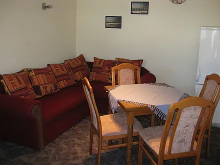 Wohnbereich mit Couch und Esstisch