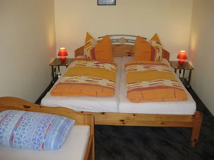 Schlafzimmer mit Doppel- und Einzelbett