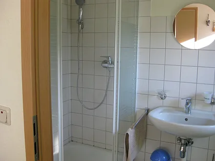 Badezimmer mit Dusche und WC
