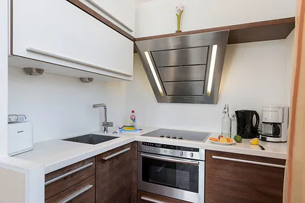 Die Küche ist mit Backofen, Kühlschrank mit Eisfach, Mikrowelle etc. ausgestattet.