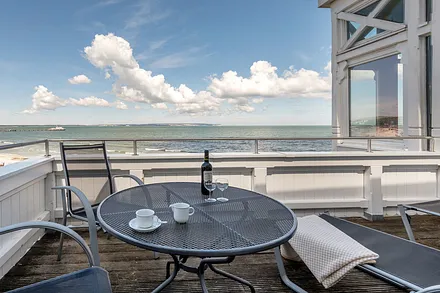 Sie schauen über die Binzer Bucht bis hin zu den Kreidefelsen von Saßnitz.