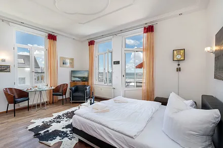 Stuck und ein Mix aus Designermöbeln und Antiquitäten nehmen das Thema ...