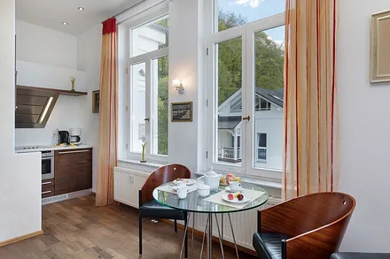 Hier der Blick zur modernen Küchenzeile.