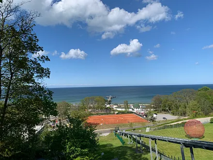 Weitblick auf die Seebrücke und den Nordstrand von Göhren 