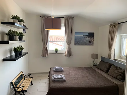 freundliches Schlafzimmer mit Boxspringbett