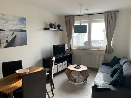 Blick in das moderne Wohnzimmer