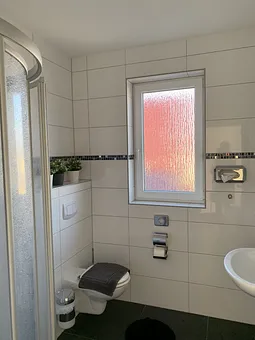 Bad mit Fenster, WC, Dusche, Fön