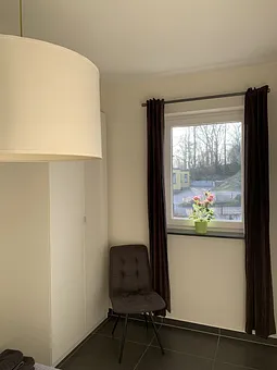 Blick auf den Kleiderschrank