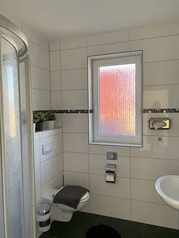 Bad mit Fenster, WC, Dusche, Fön, Fußbodenheizung