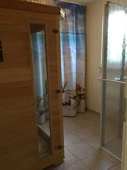 Kleine Sauna mit Dusche