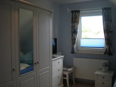 Schlafzimmer mit 2 Einzelbetten und TV