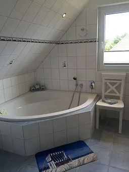 Bad mit Wanne und Dusche