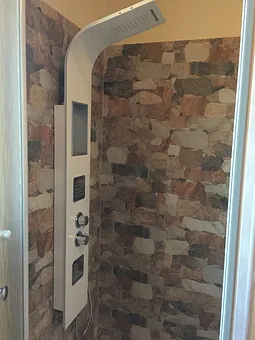 Wellnessdusche im Saunaraum