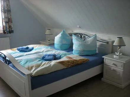 Schlafzimmer mit Doppelbett