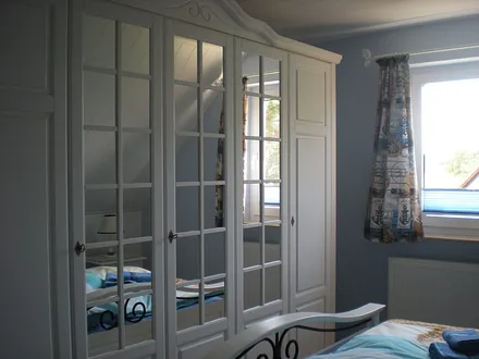 Schafzimmer mit Kleiderschrank