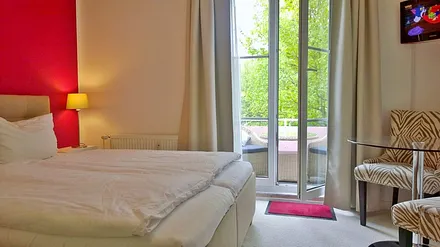 Schlafraum mit Blick auf den Balkon