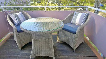 Balkon mit bequemen Sesseln und Esstisch