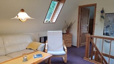 Wohnzimmer mit Treppenaufgang