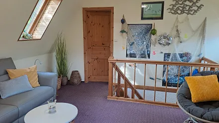 Wohnzimmer mit Treppenaufgang
