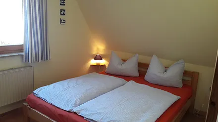 Schlafzimmer mit Doppelbett im Obergeschoss