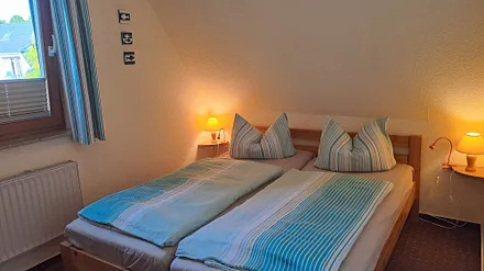 Schlafzimmer mit Doppelbett im Obergeschoss