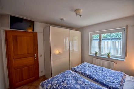 Schlafzimmer 1 mit Fernseher