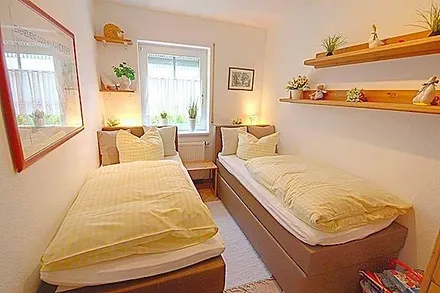 Schlafzimmer 2 mit Fernseher