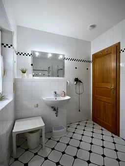 Bad mit großem Spiegel