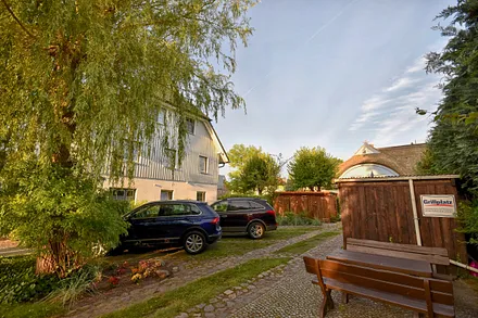 Parkplatz und Grillecke