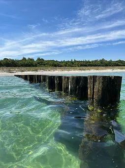 und einen fast leeren Strand erleben