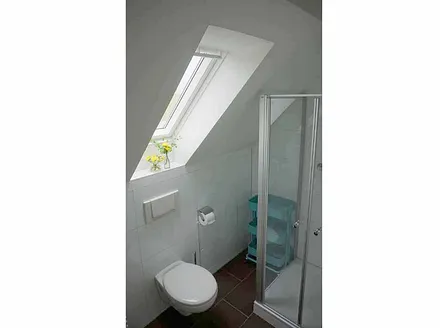 und separatem Duschbad