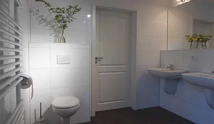 grosses Duschbad im EG