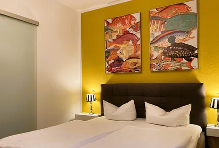 Schlafraum mit Blickrichtung Glastür zum Flur