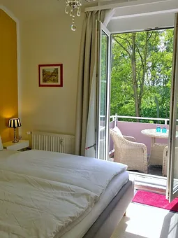 Schlafraum mit Blick auf den Balkon