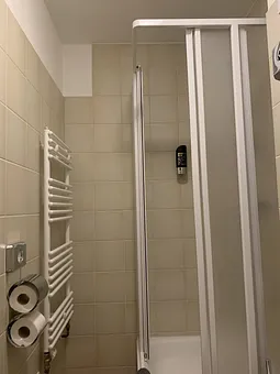 Bad mit WC, Dusche und Fön