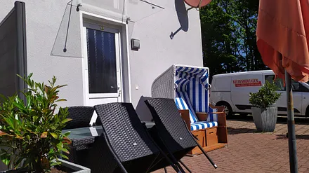 schöne Terrasse mit Strandkorb