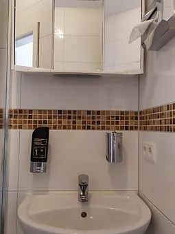 Badezimmer mit WC und Dusche, Fön