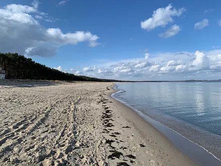 weißer, schöner Sanstrand