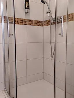 Bad mit WC, Dusche und Fön