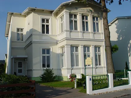 Haupthaus von der Bergstraße